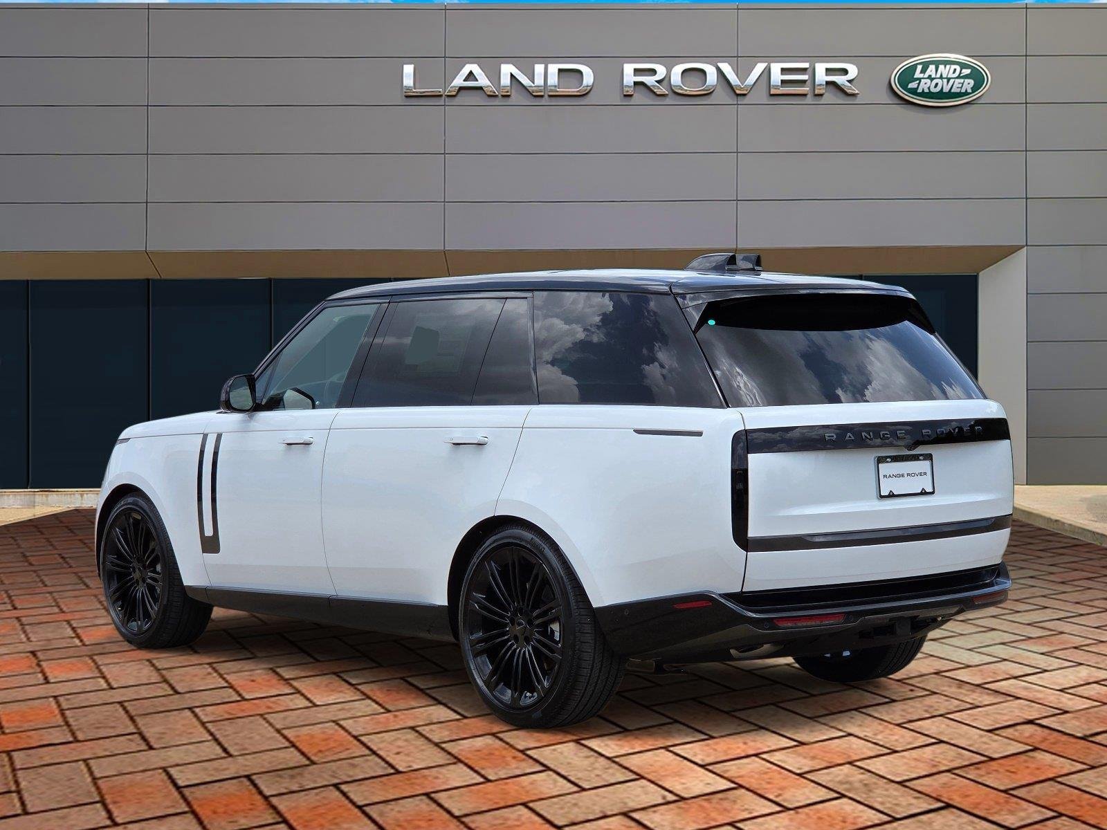 New 2026 Ostuni Pearl White LAND ROVER SE 7 Seats image 4