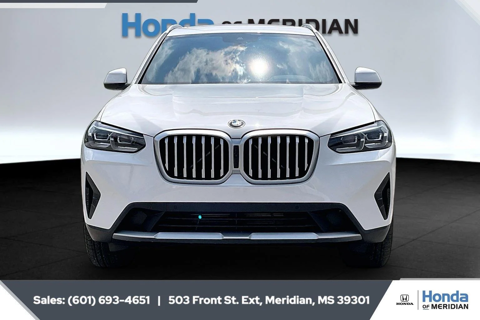 Used 2024 Mineral White Metallic BMW sDrive30i image 3
