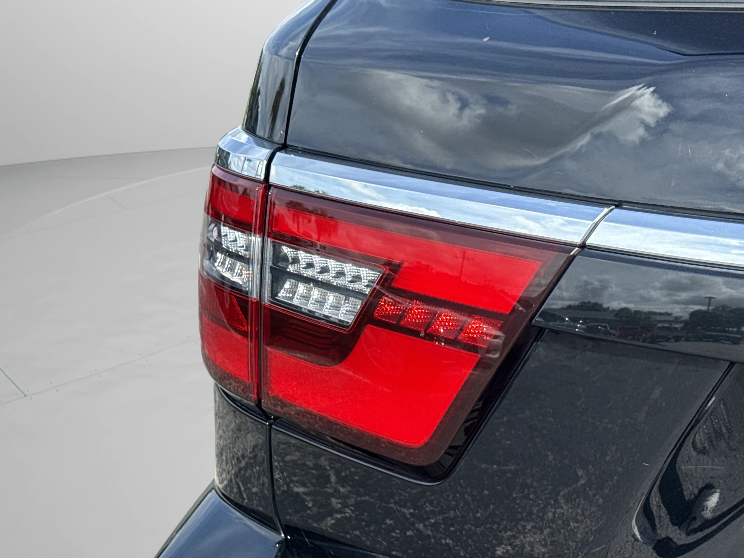 Used 2022 Super Black Nissan SL image 18
