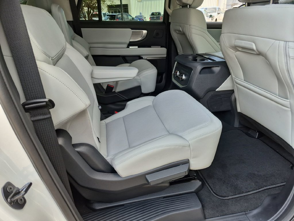 New 2027 Star White Metallic Tri-Coat Ford MAX Platinum image 30