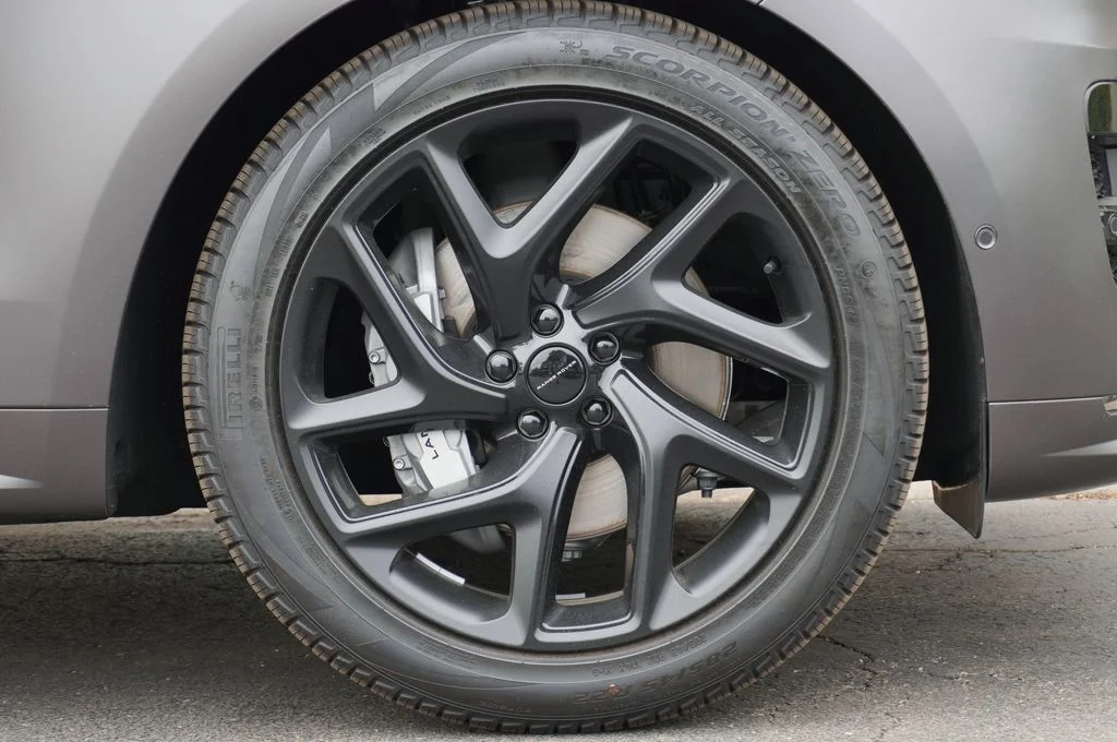 New 2026 Charente Grey Land Rover Dynamic SE image 9