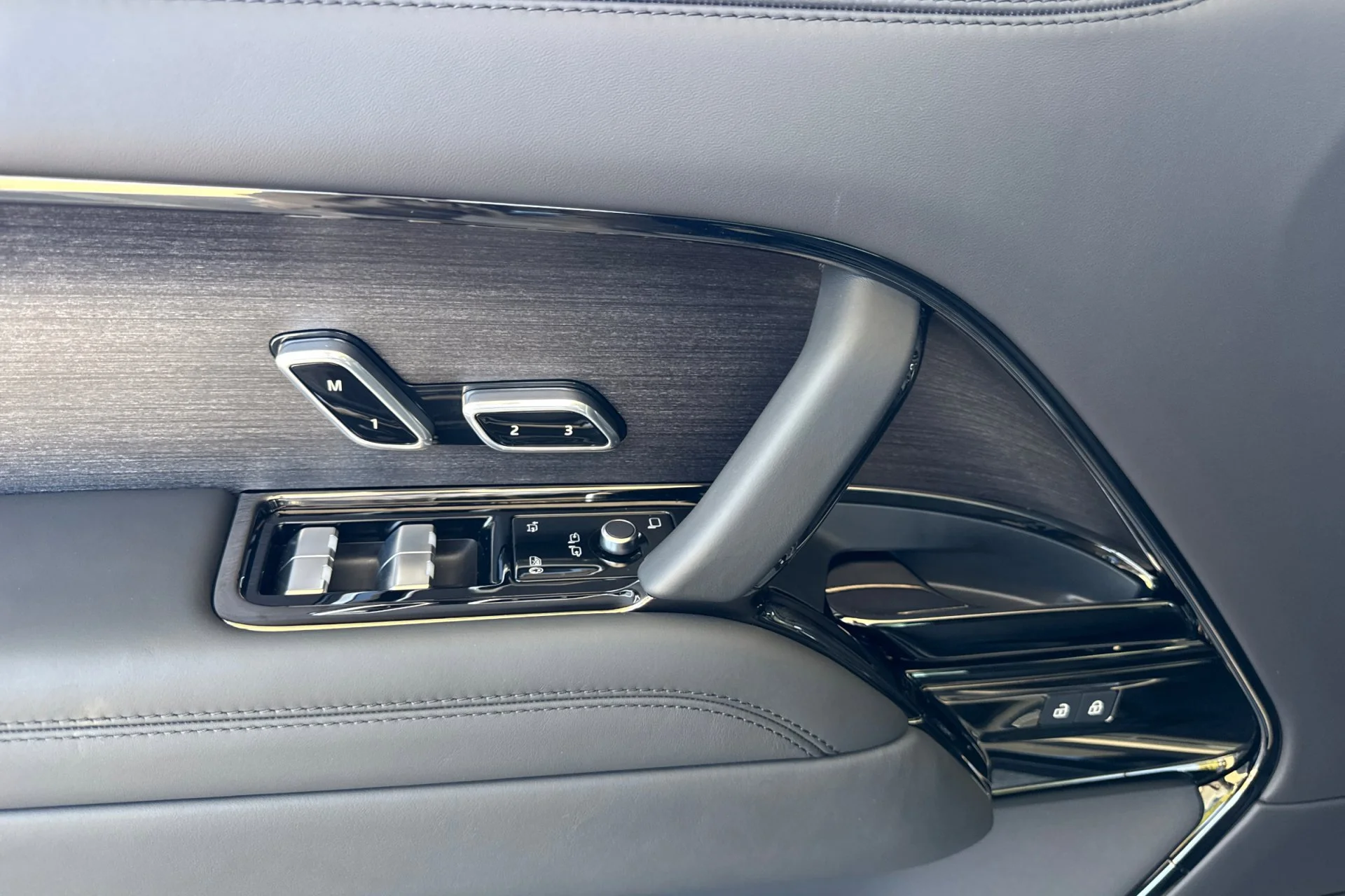 New 2026 Narvik Black Land Rover SV Black image 14