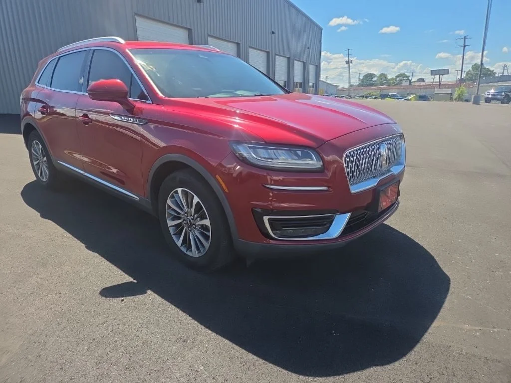 Used 2019 Red Lincoln Select image 21