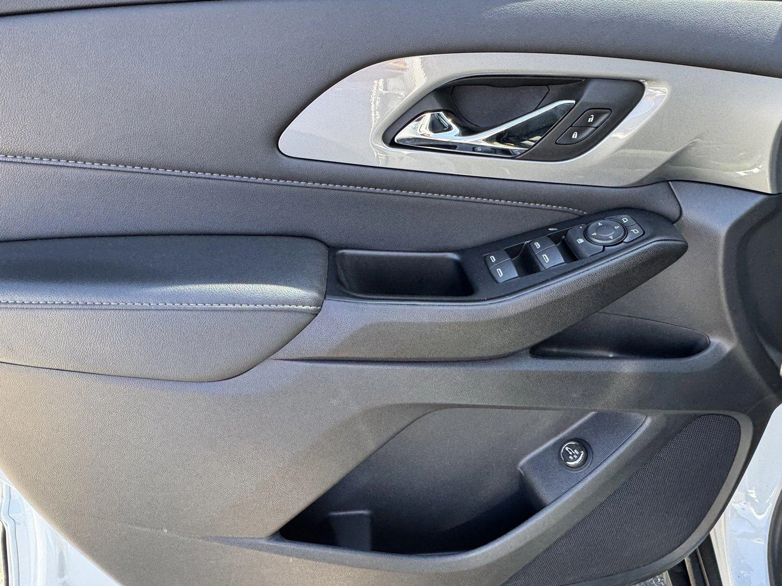 Used 2023 SUMMIT WHITE Chevrolet LT Cloth image 16
