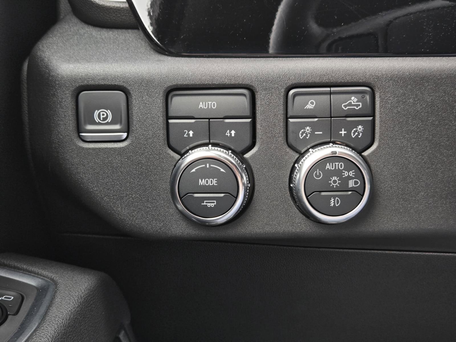 Used 2025 Summit White GMC SLT image 17