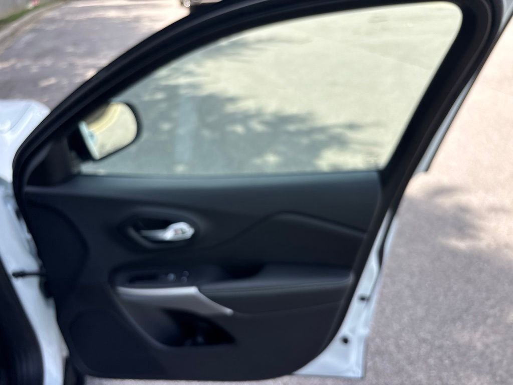 Certified Used 2021 White Jeep Latitude Lux image 41
