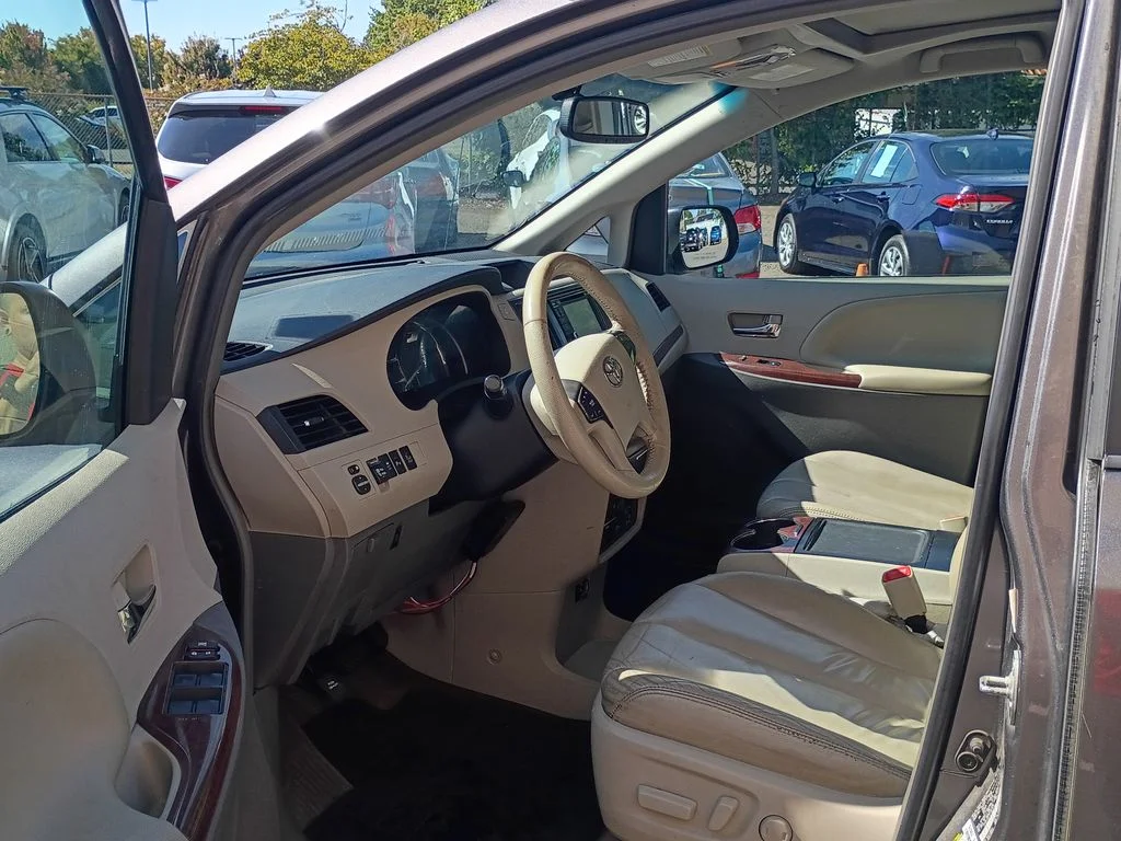 Used 2014 Predawn Gray Mica Toyota XLE image 15