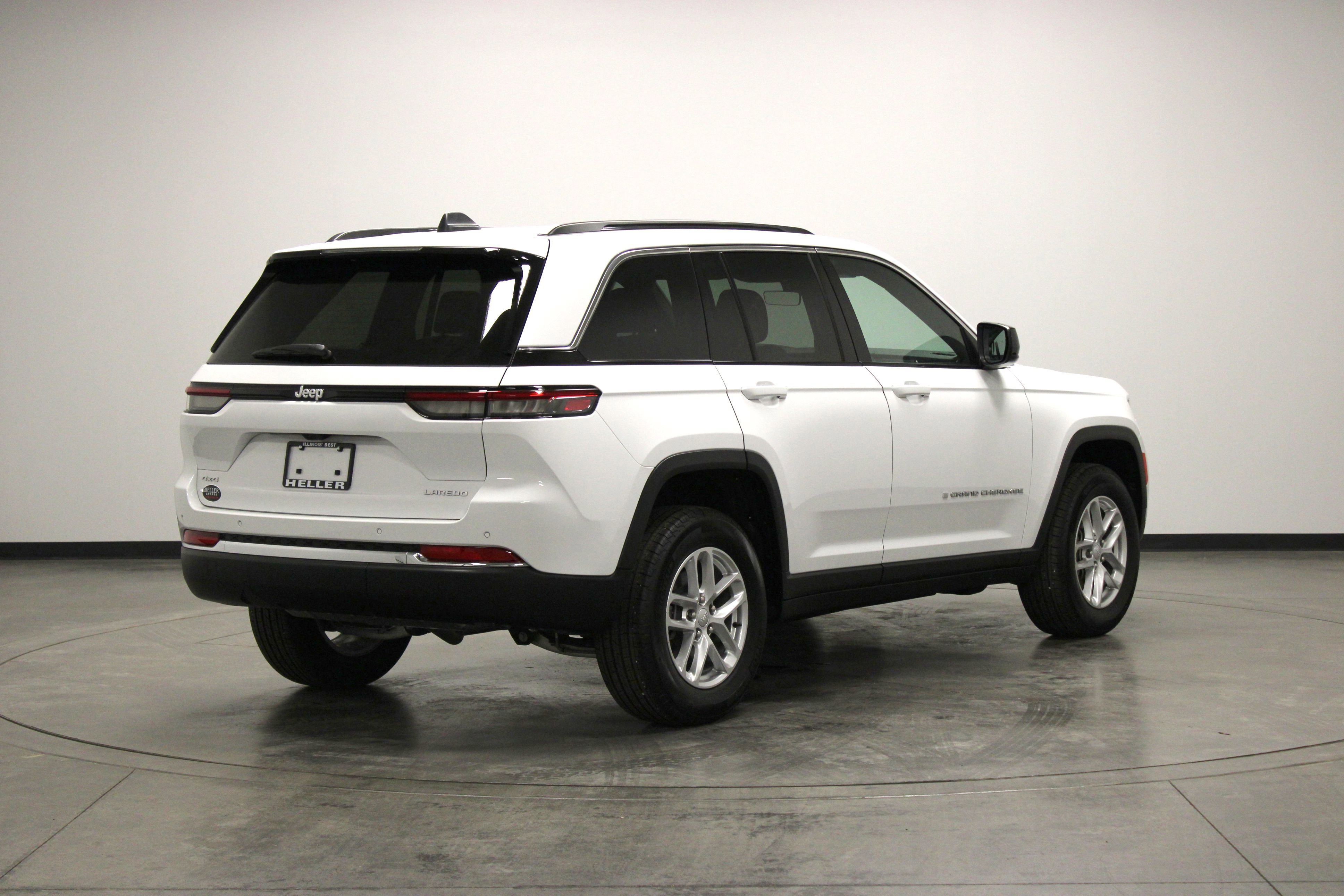 Used 2025 Bright White Clearcoat Jeep Laredo X image 8