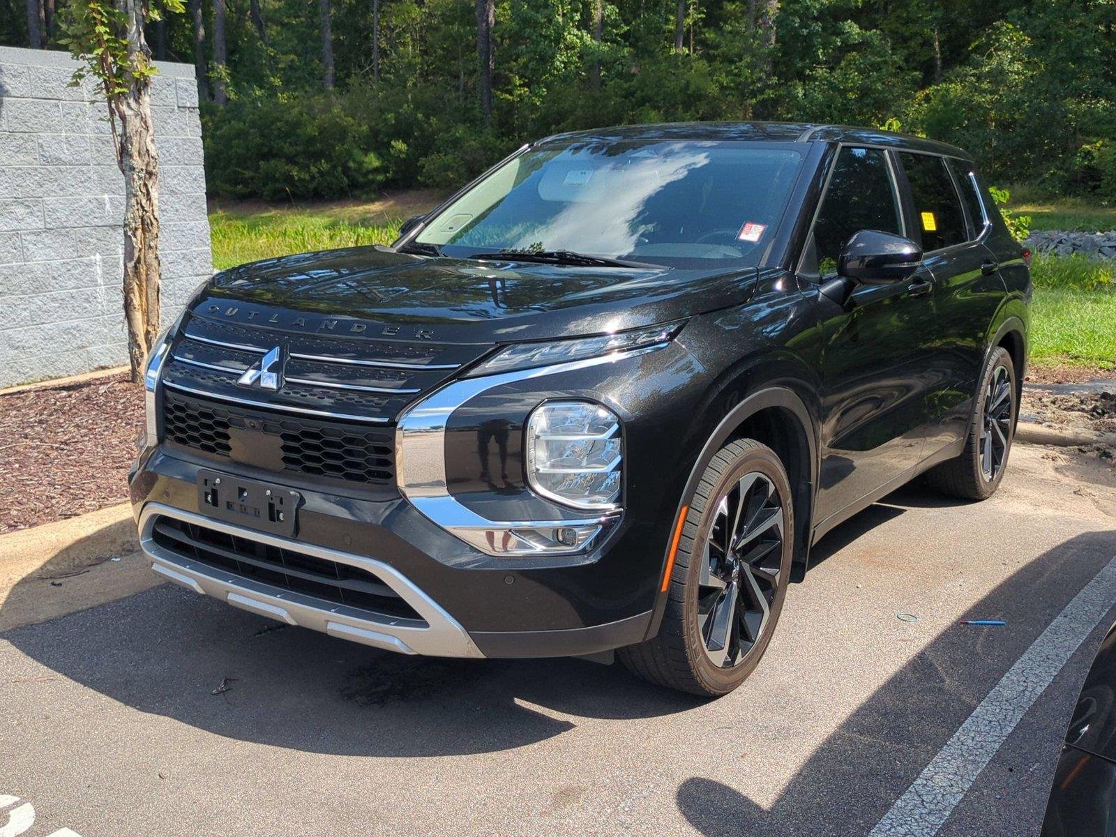 Used 2022 Labrador Black Pearl Mitsubishi SE image 1