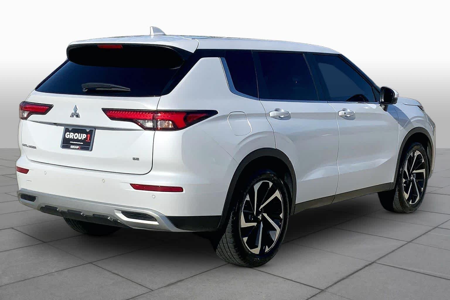 Used 2024 White Diamond Mitsubishi SE image 12