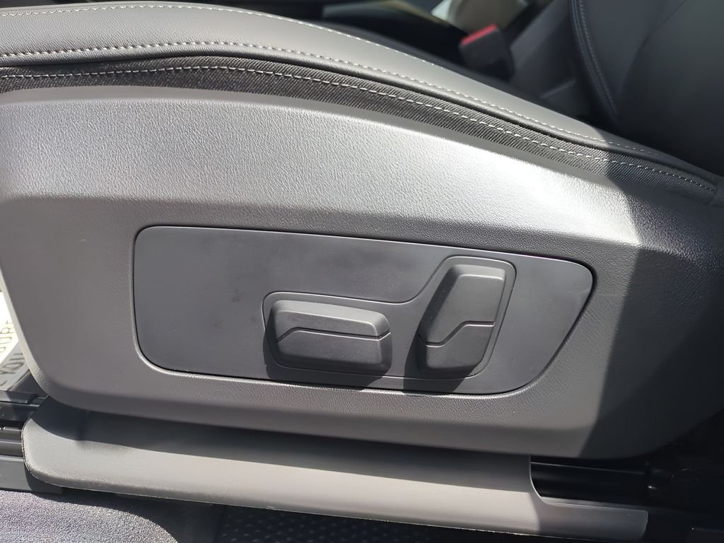 Used 2026 Silver BMW xDrive28i image 17