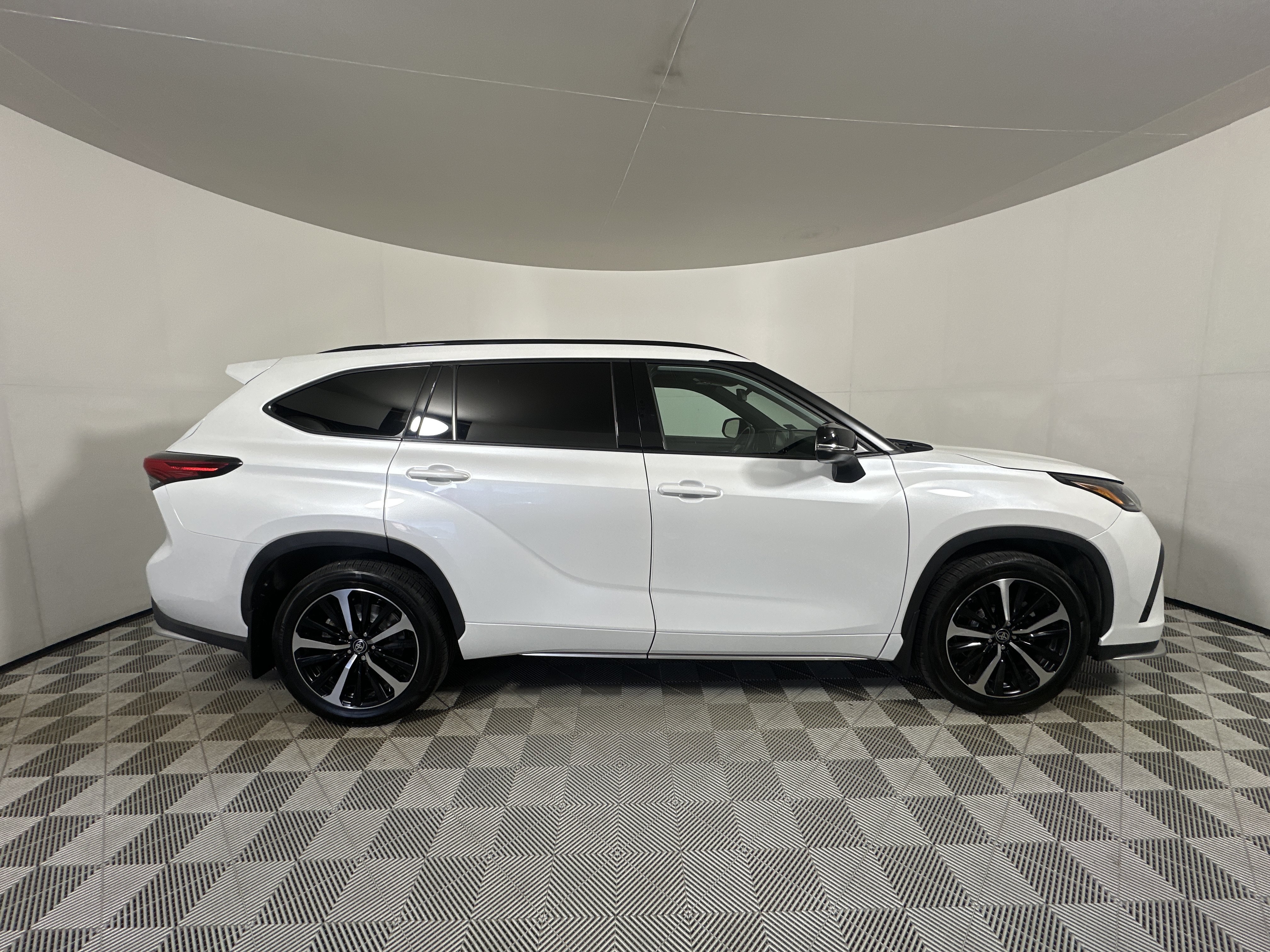 2022 Toyota Highlander XSE - Photo 8