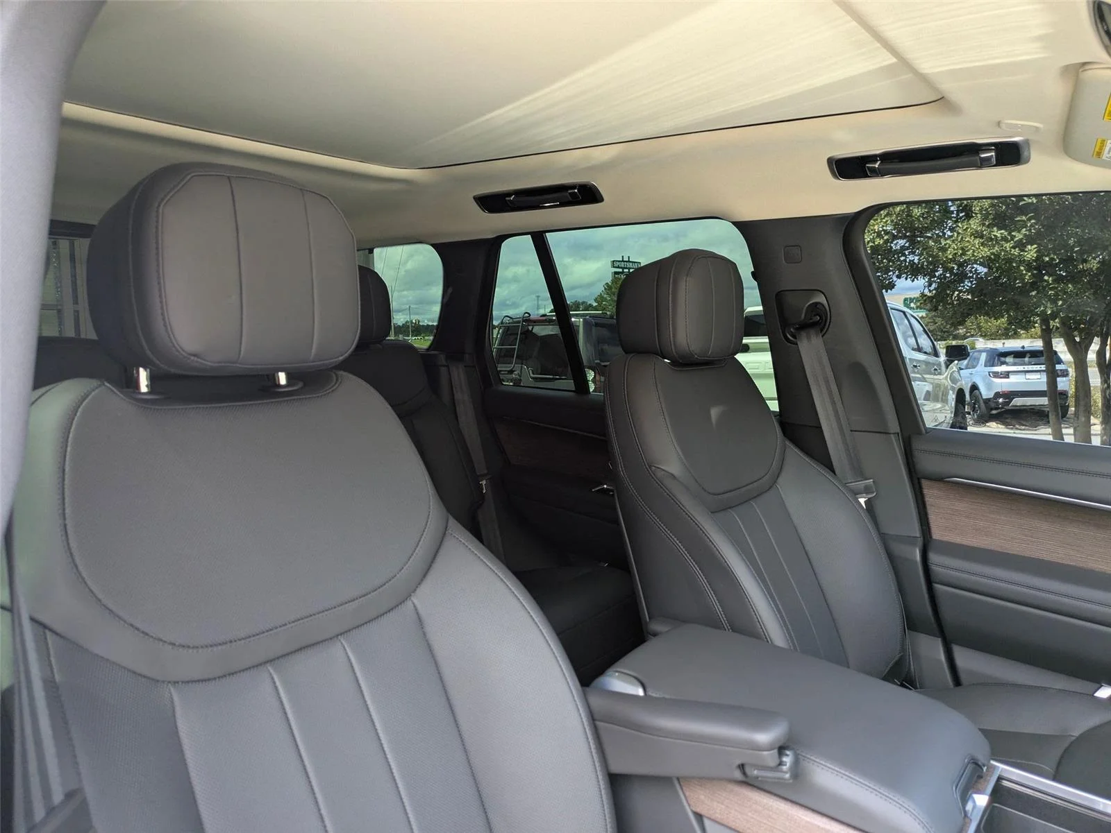Used 2025  Land Rover SE image 33