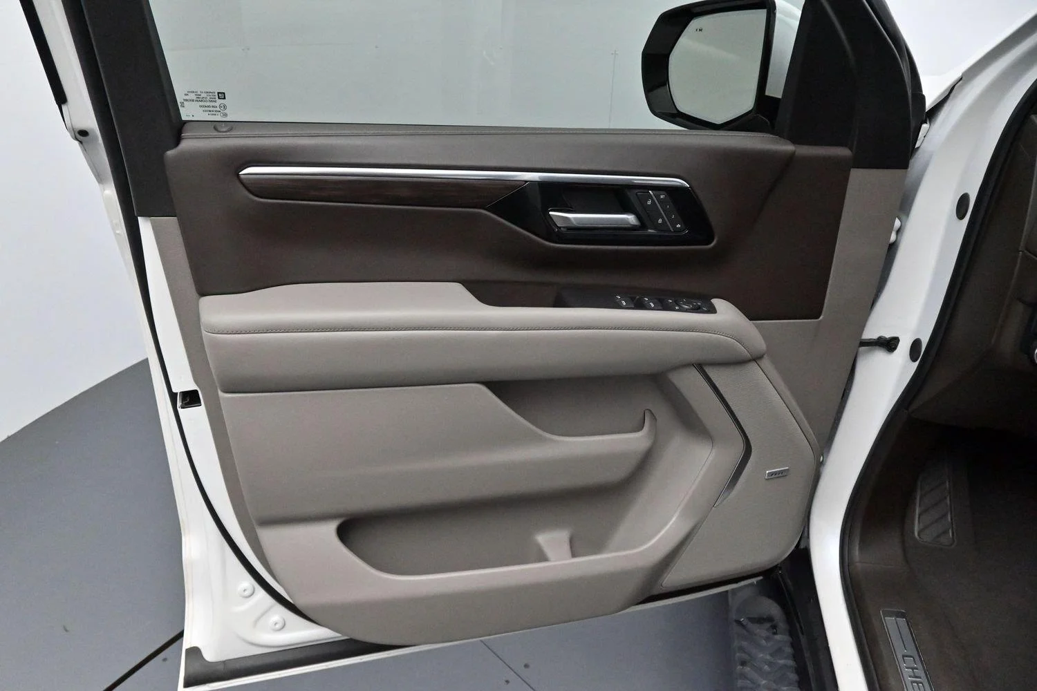 Used 2025 Iridescent Pearl Tricoat Chevrolet Z71 image 9