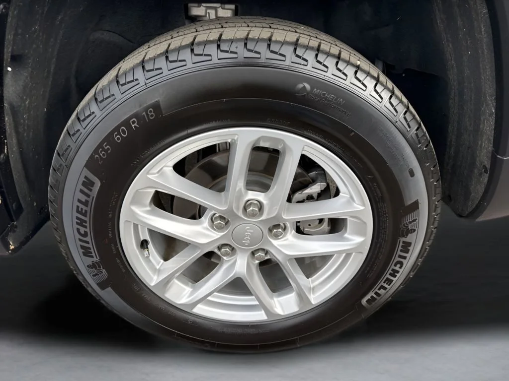Used 2025 White Jeep Laredo X image 34