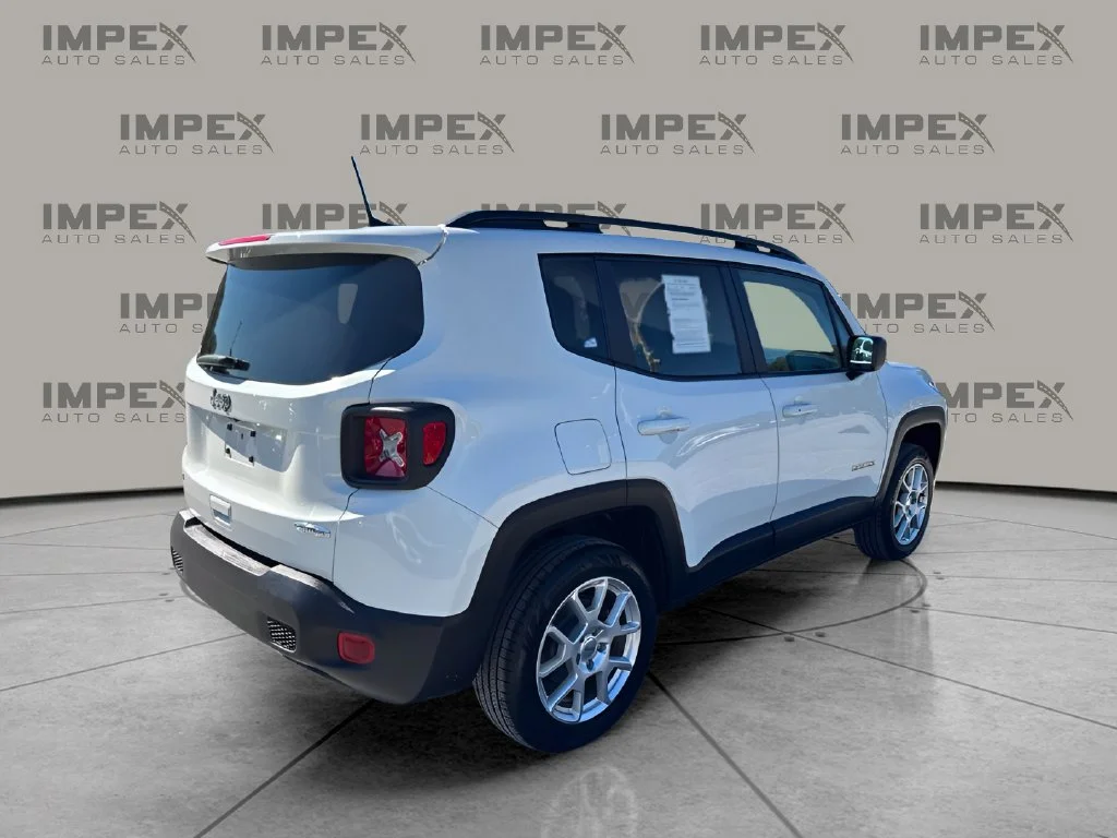 Used 2022 White Jeep Latitude image 5