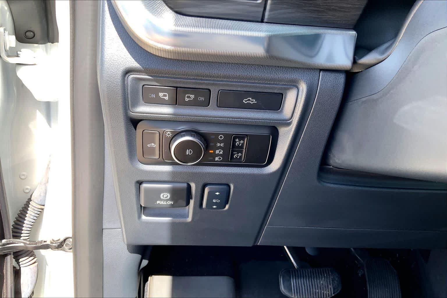 Used 2024 Star White Metallic Tri-Coat Ford LARIAT image 33
