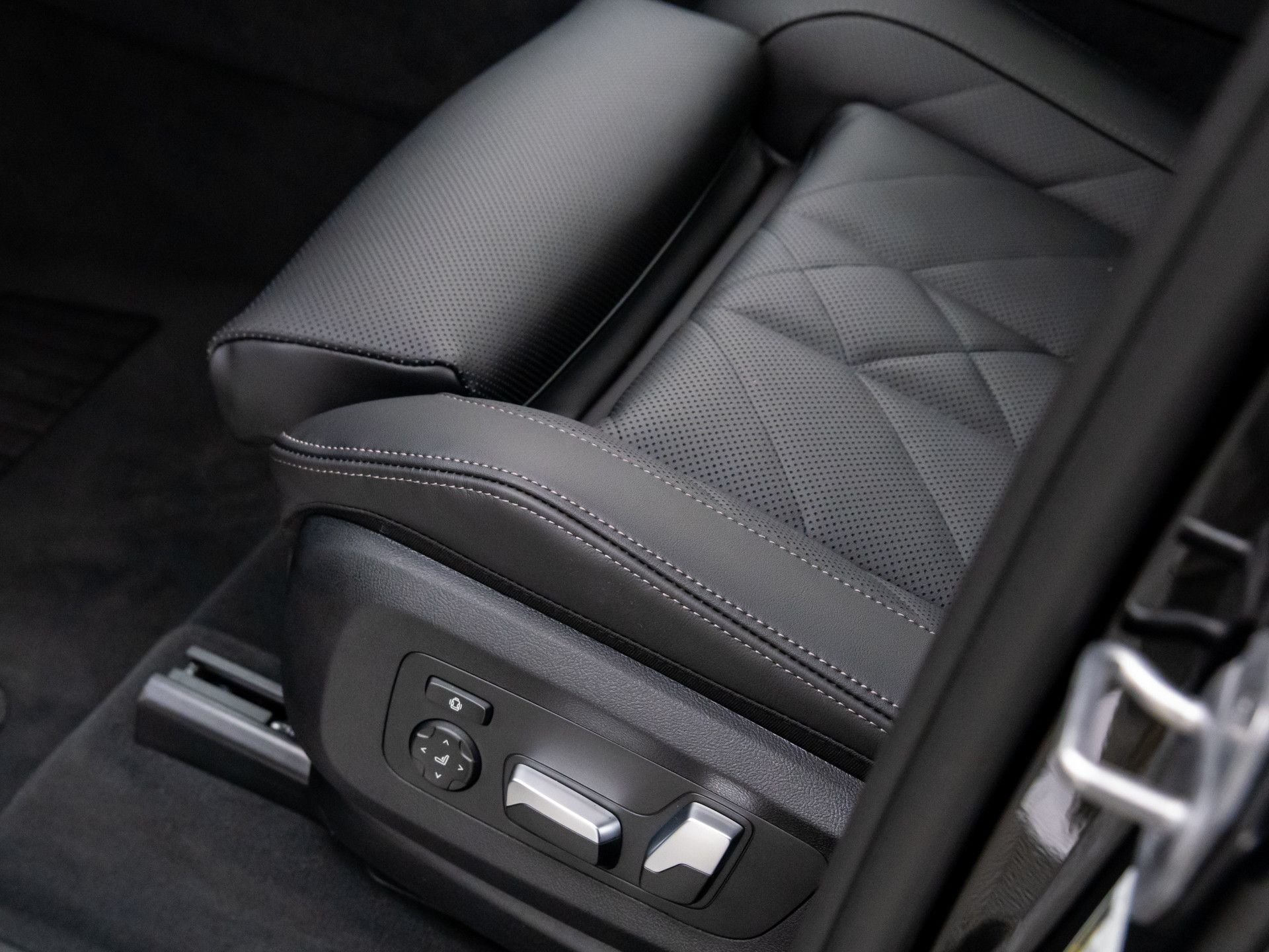 New 2026 Black Sapphire Metallic BMW xDrive40i image 13