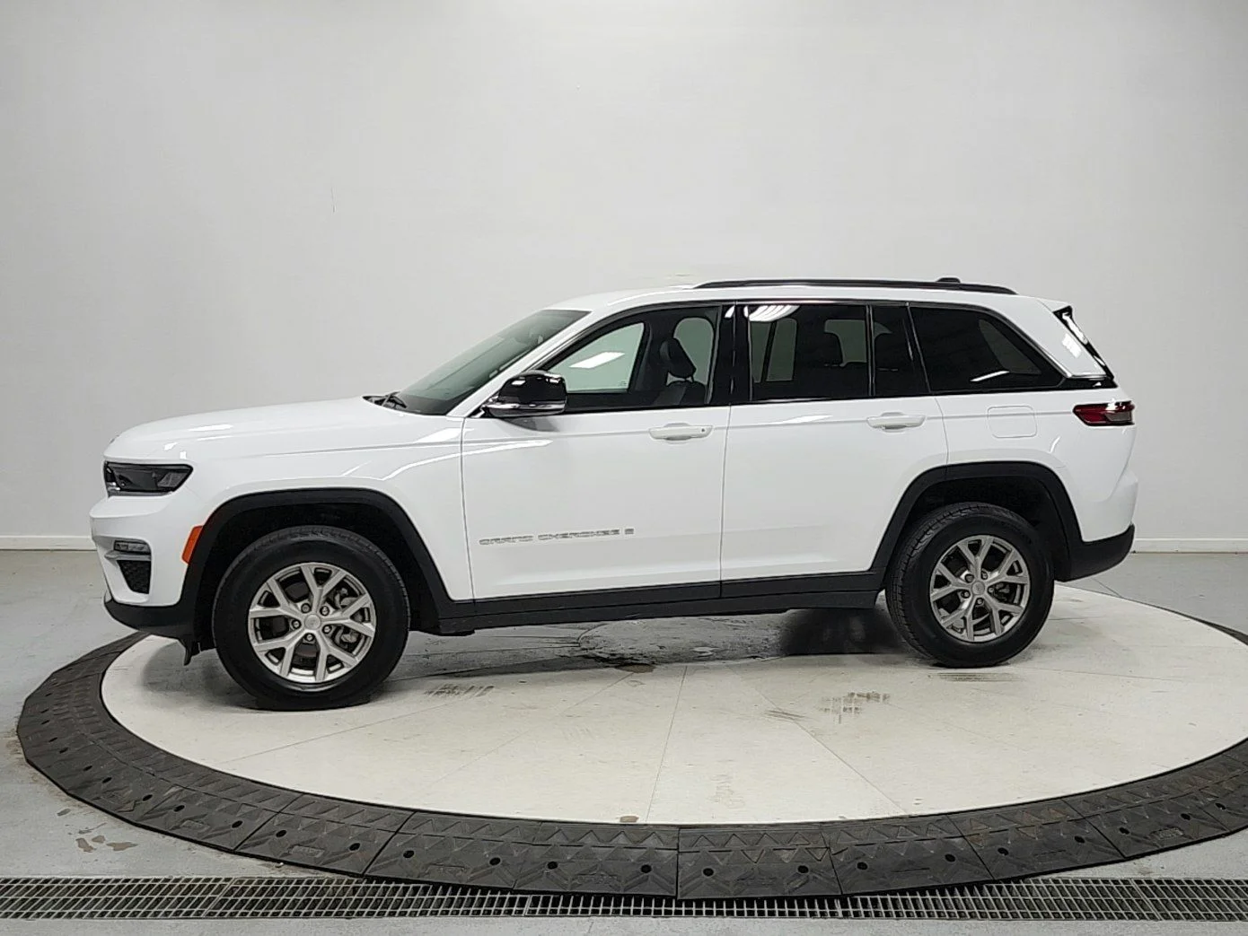 Used 2023 Bright White Clearcoat Jeep Limited image 4