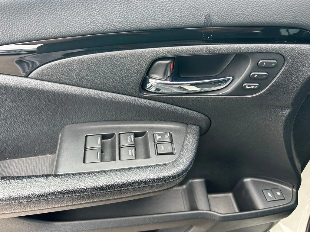 Used 2017  Honda Touring image 26