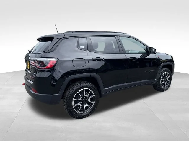 New 2026 Diamond Black Crystal Pearl-Coat Exterior Paint Jeep Trailhawk image 7