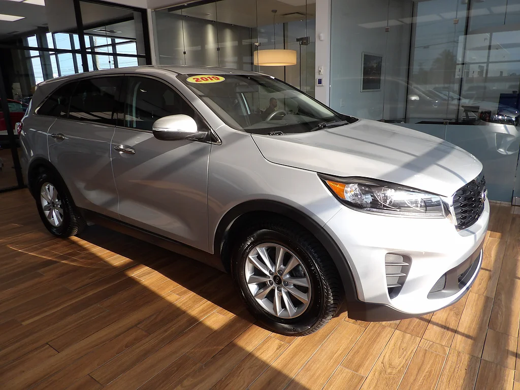 Used 2019 Sparkling Silver Kia LX V6 image 3