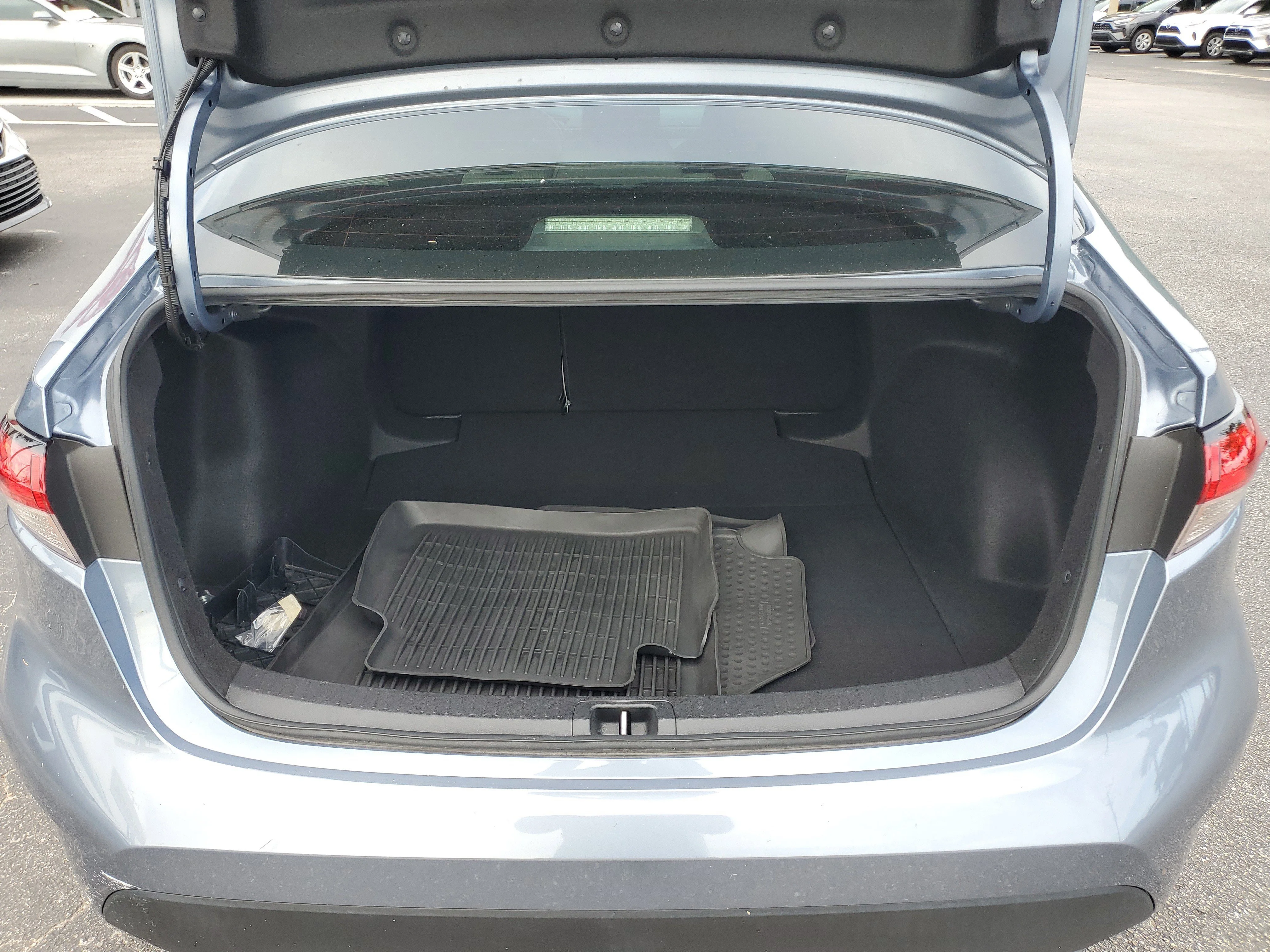 Used 2022  Toyota LE image 5