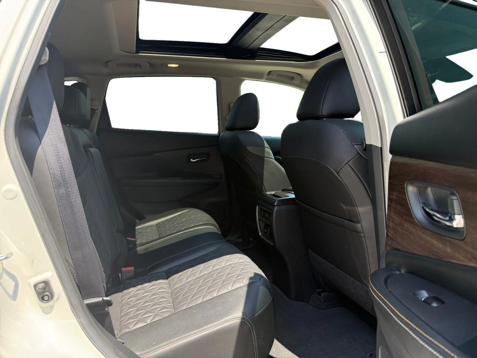 Used 2022 WHIE Nissan Platinum image 25