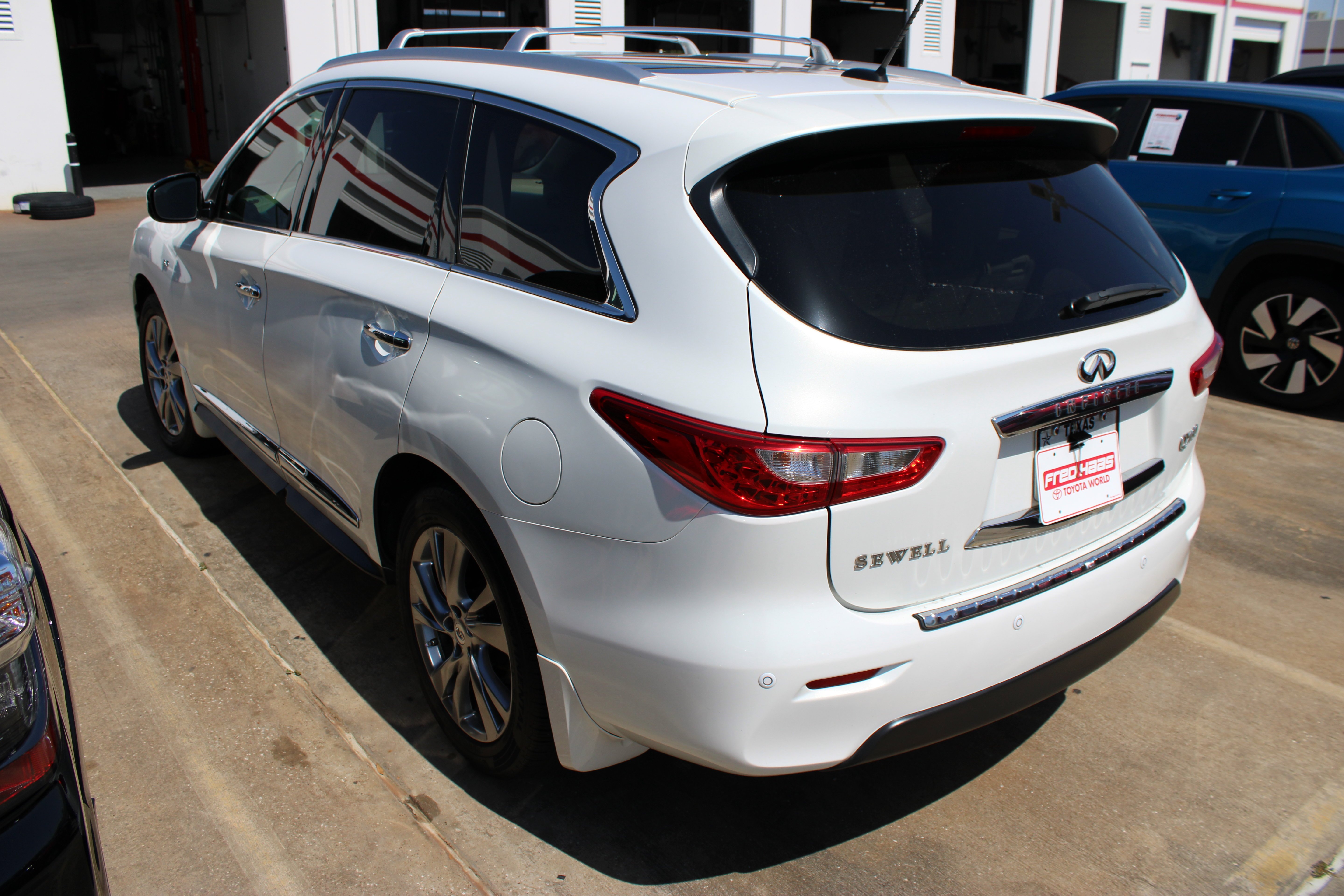 Used 2014 Moonlight White INFINITI  image 7