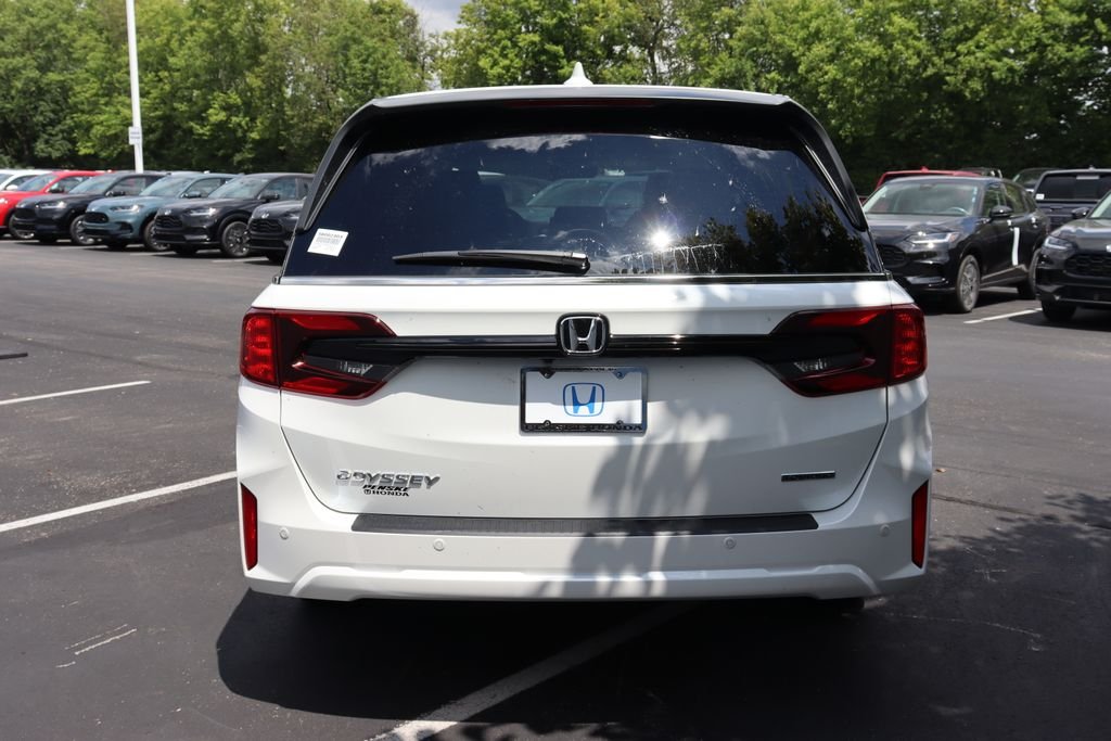 New 2027 Platinum White Pearl Honda Touring image 4