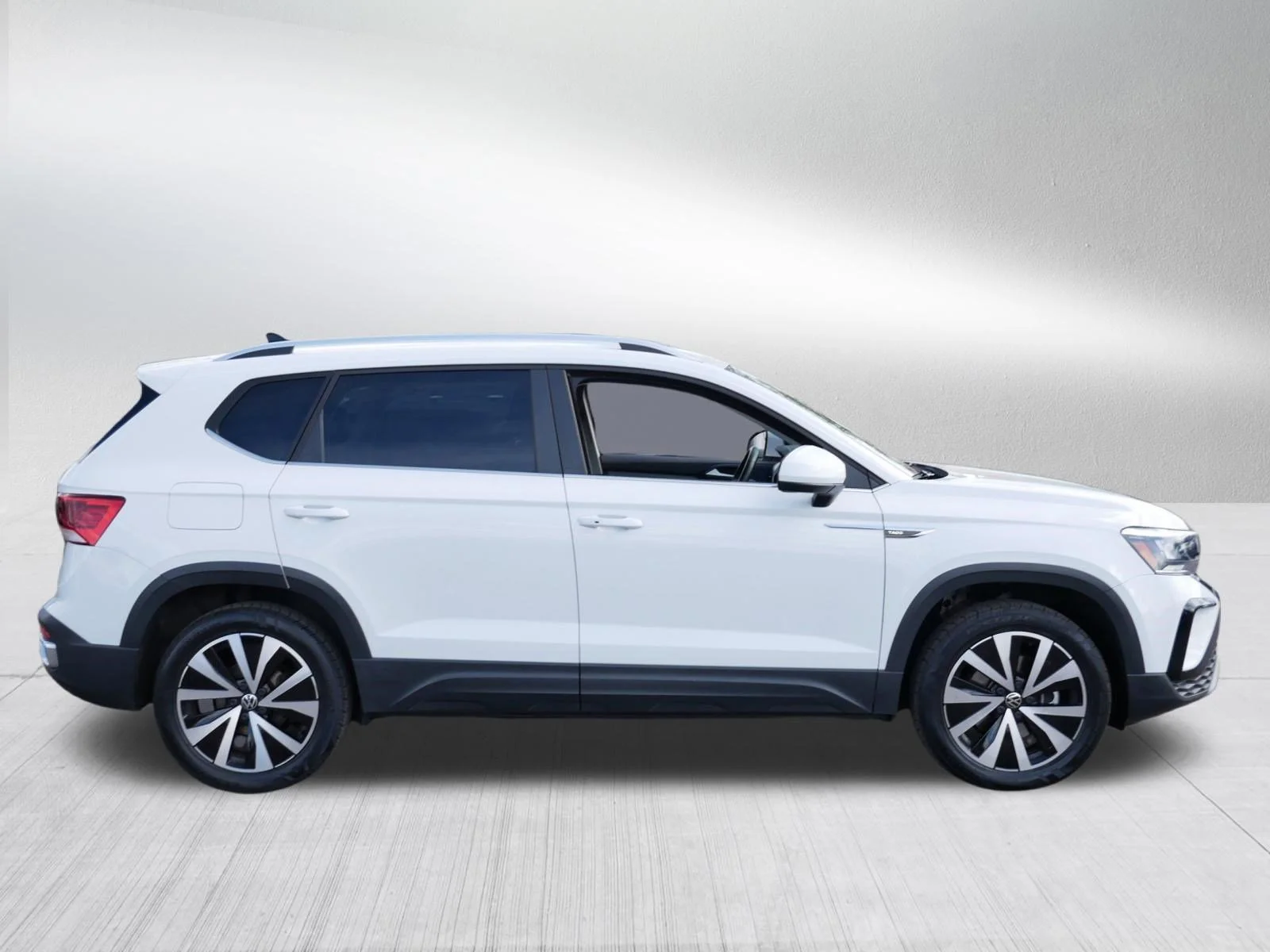 Used 2022 Pure White Volkswagen SE image 8