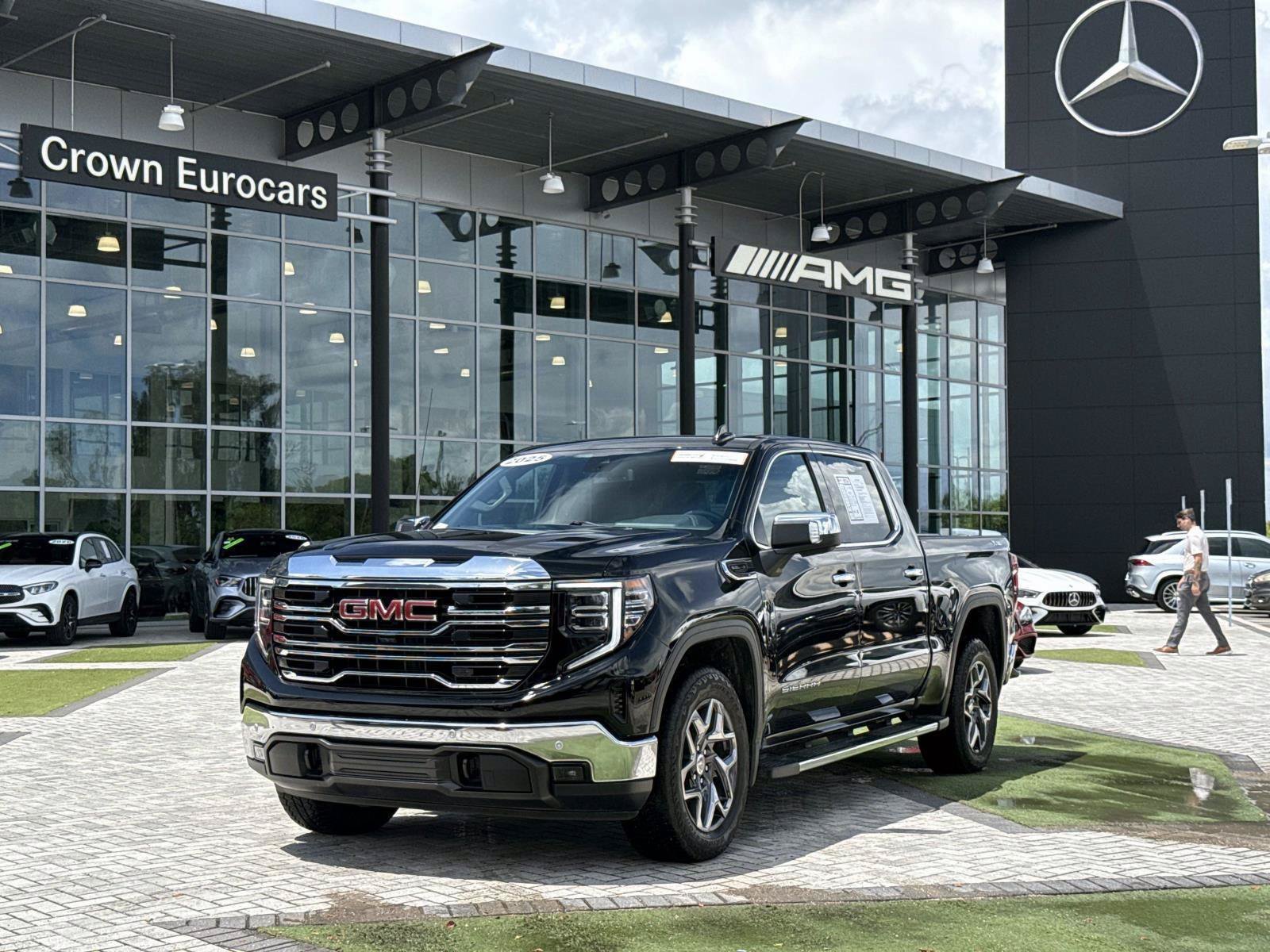 Used 2025 Onyx Black GMC SLT image 1