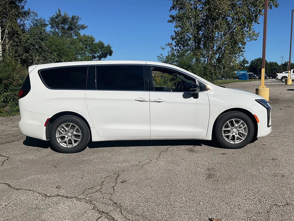 New 2027 Bright White Clear-Coat Paint Chrysler Select image 4