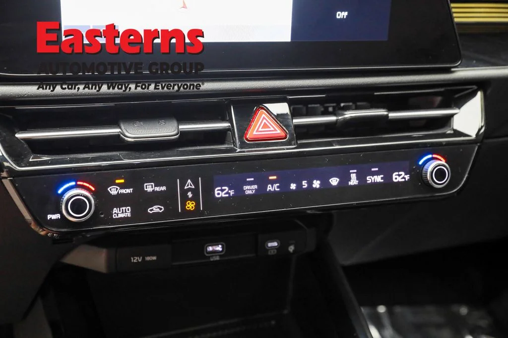 Used 2023 White Kia Wave image 20