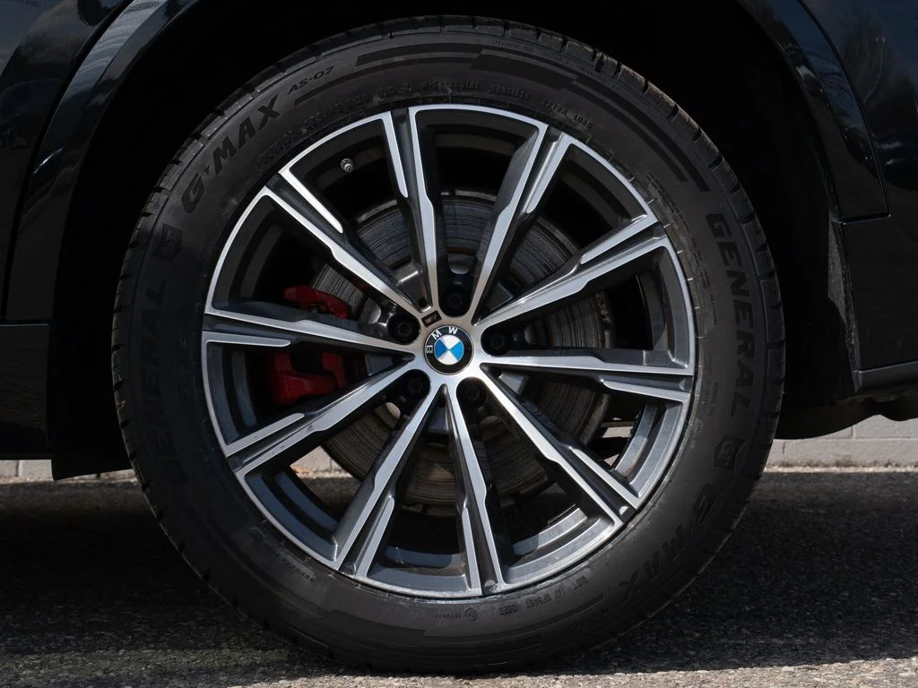 Used 2025 Black BMW M60i image 13