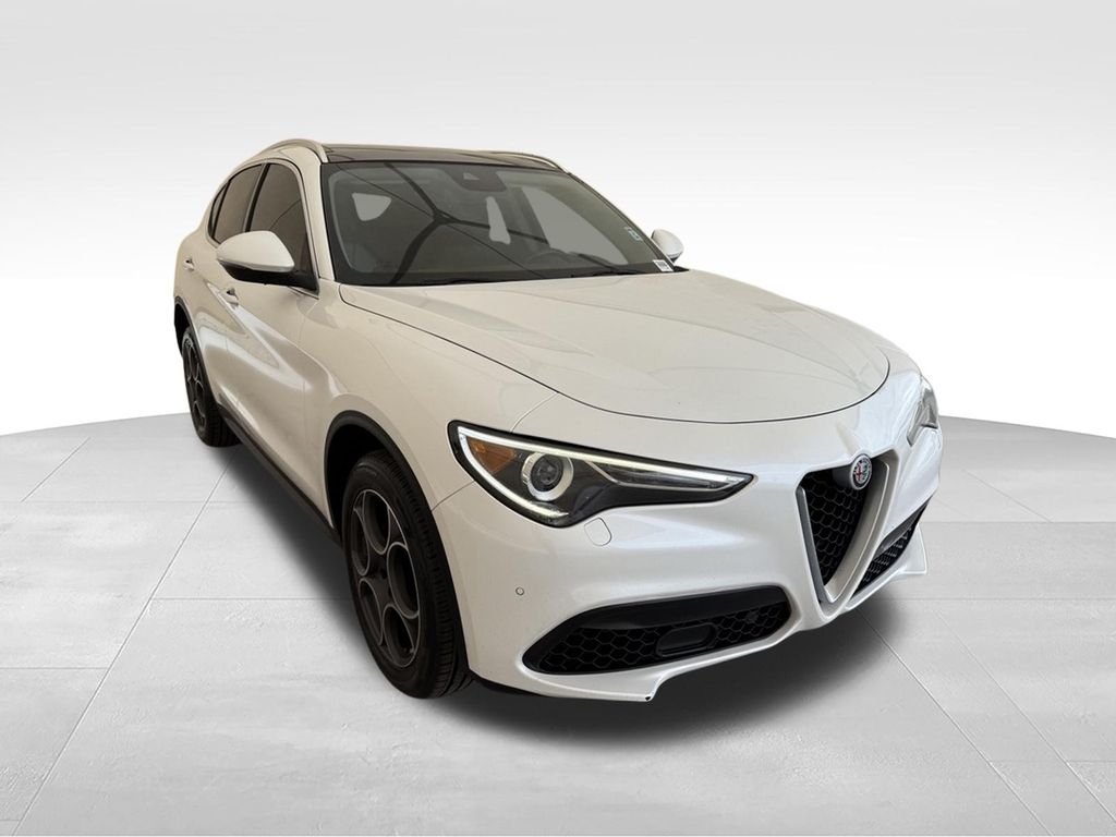 Used 2018 White Alfa Romeo Ti image 5