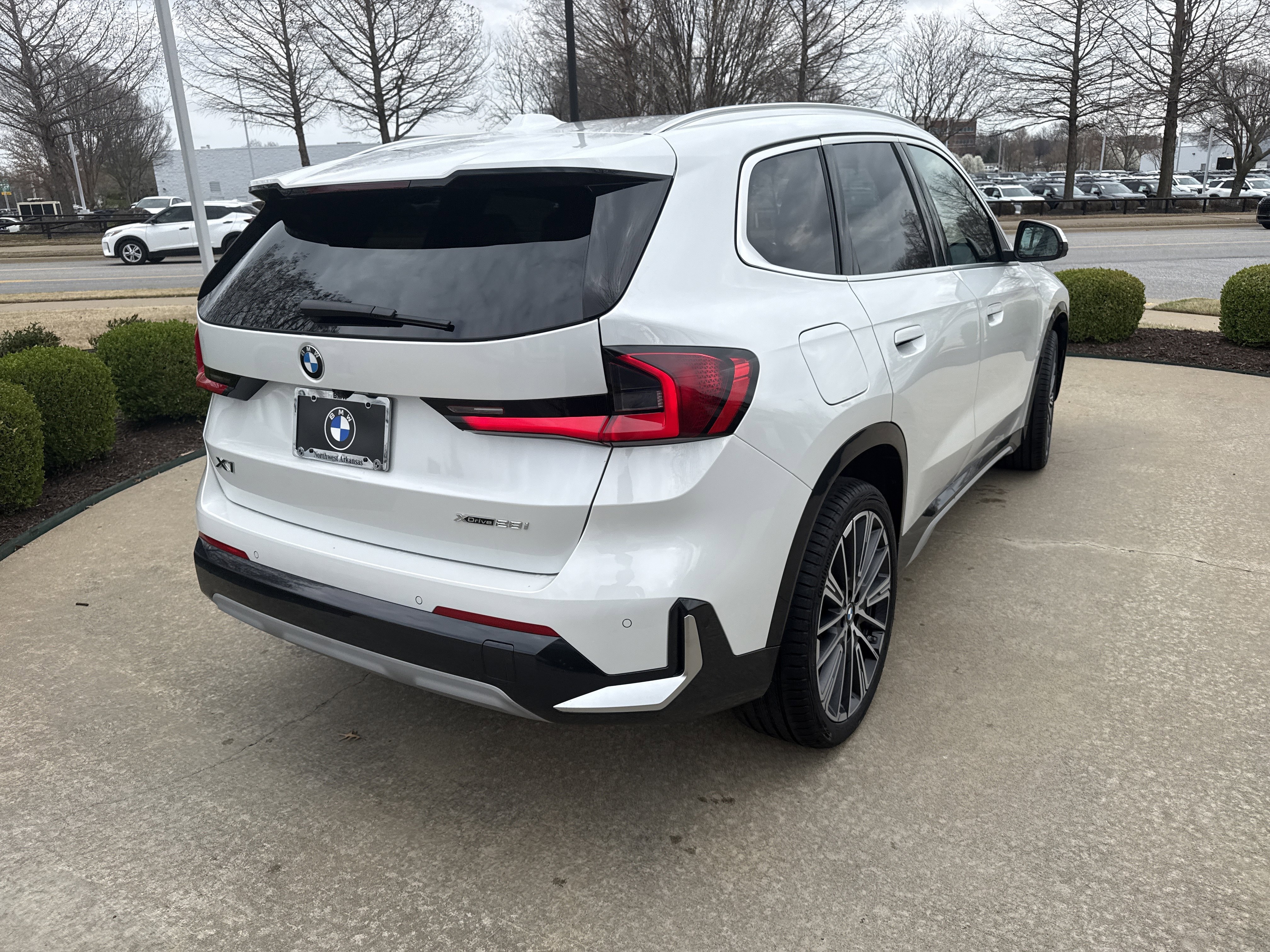 New 2026 0A96 Mineral White Metallic BMW xDrive28i image 5
