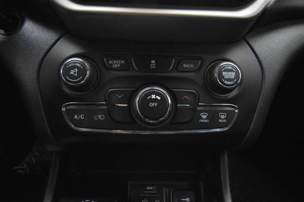 Used 2017 White Jeep Latitude image 27