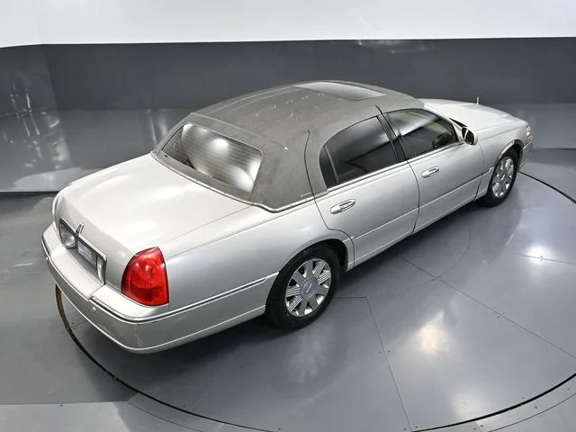 2004 Lincoln Town Car Ultimate - Photo 47