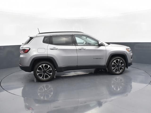 Used 2024  Jeep Limited image 10
