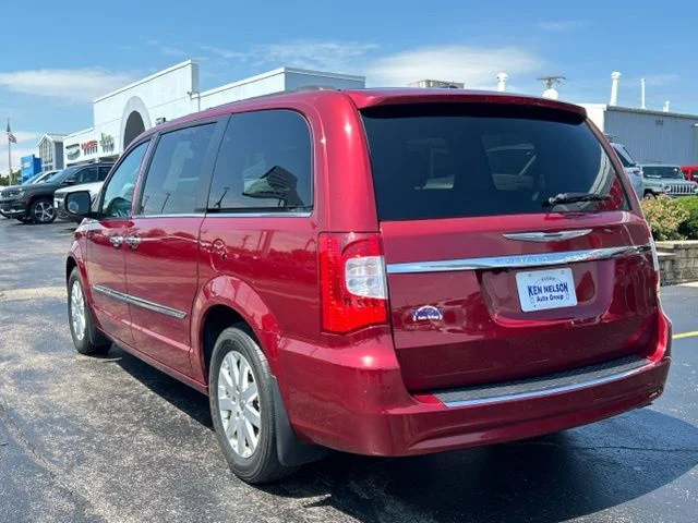 Used 2015 Red Chrysler Touring image 3