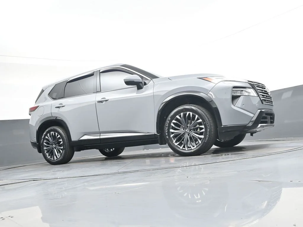 Used 2024 Gray Nissan Platinum image 41