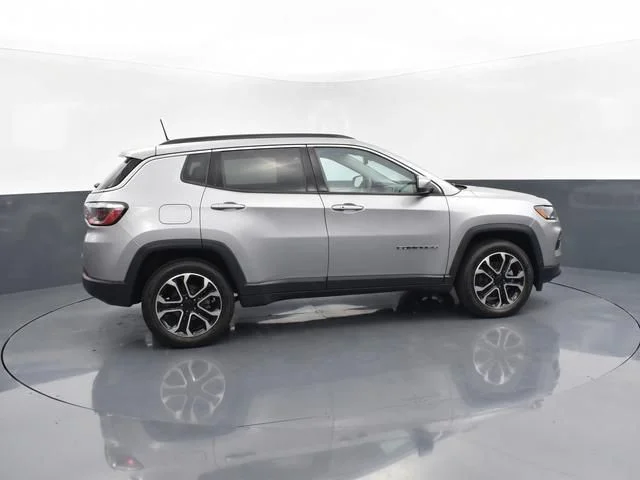 Used 2024  Jeep Limited image 10