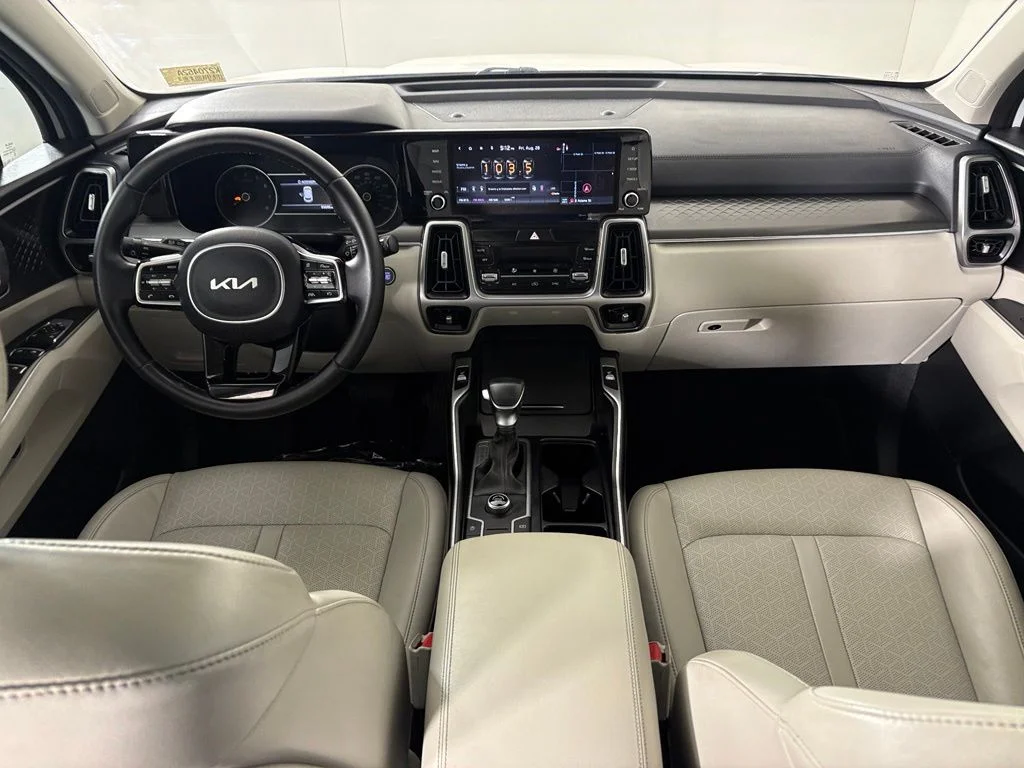 Used 2022 White Kia S image 35
