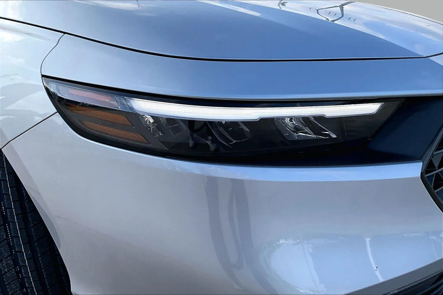 Certified Used 2025 Solar Silver Metallic Honda SE image 27