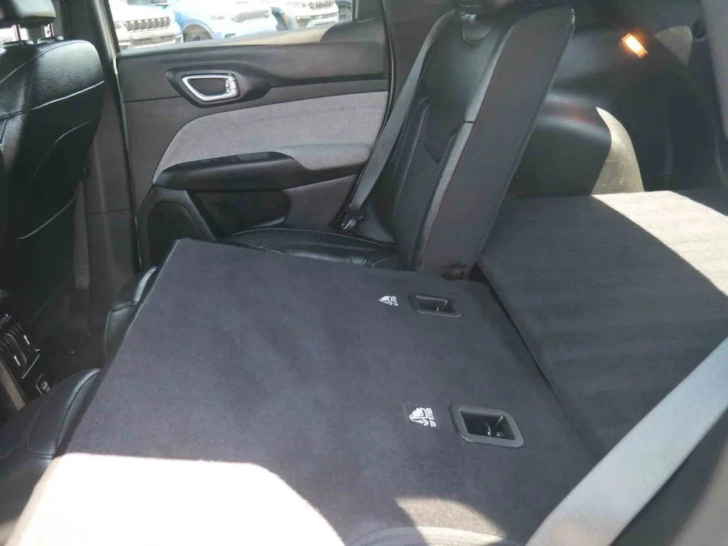 Used 2024 Silver Jeep Latitude image 14