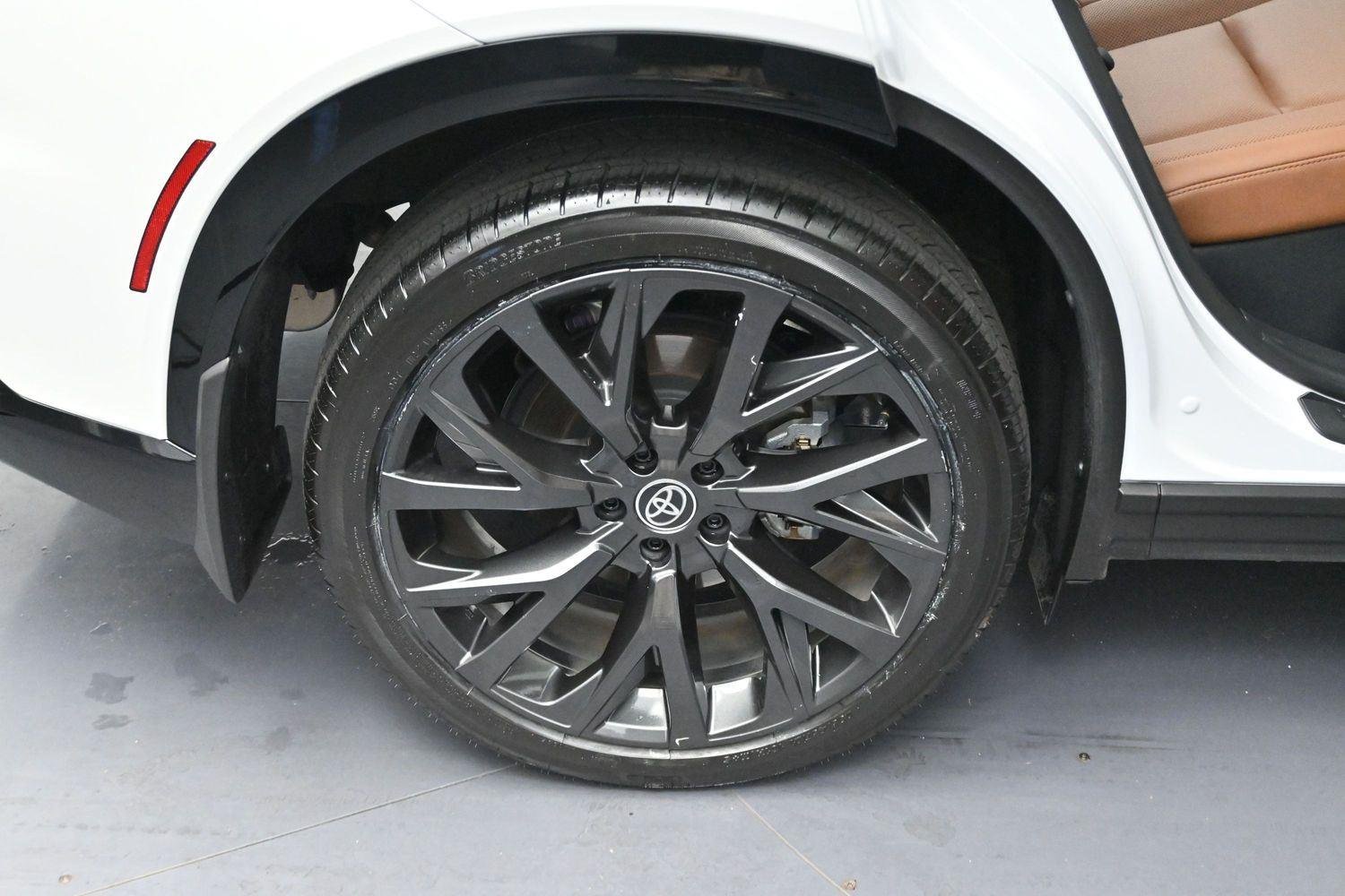 Used 2025  Toyota XLE image 37