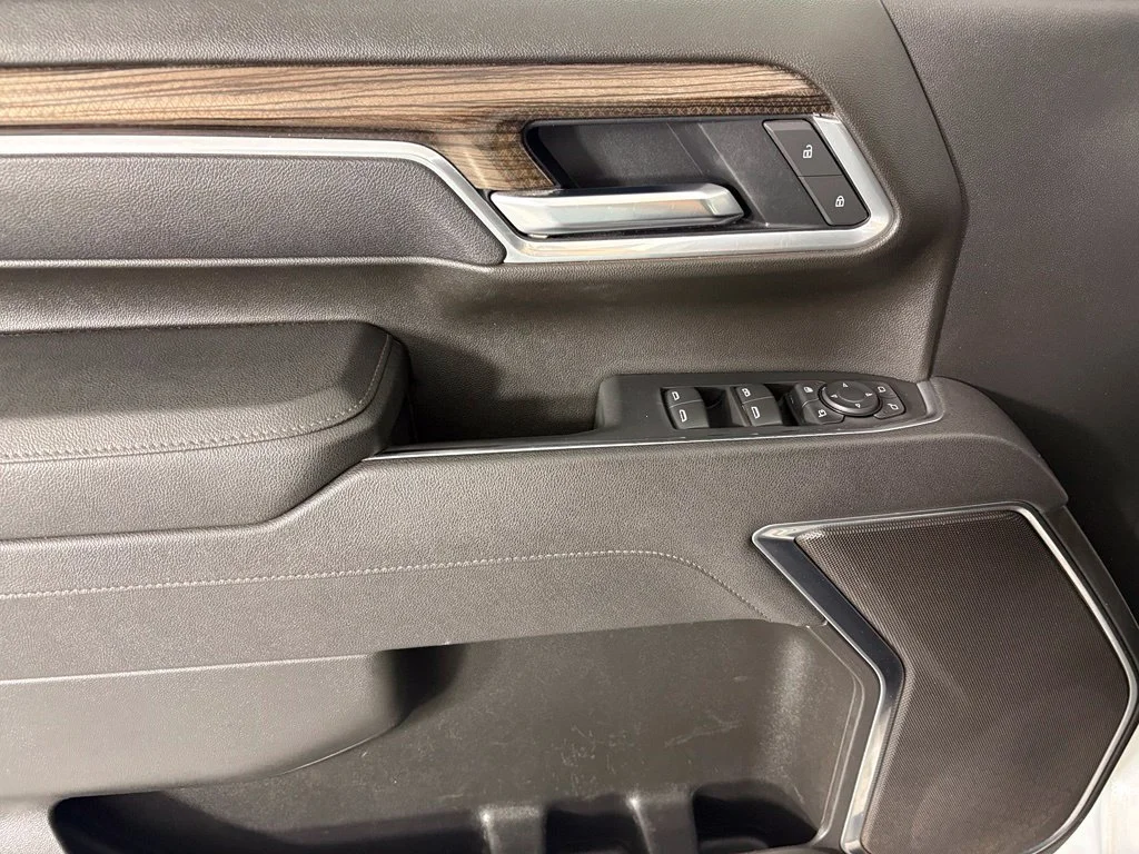 Used 2025 White Chevrolet LT image 23