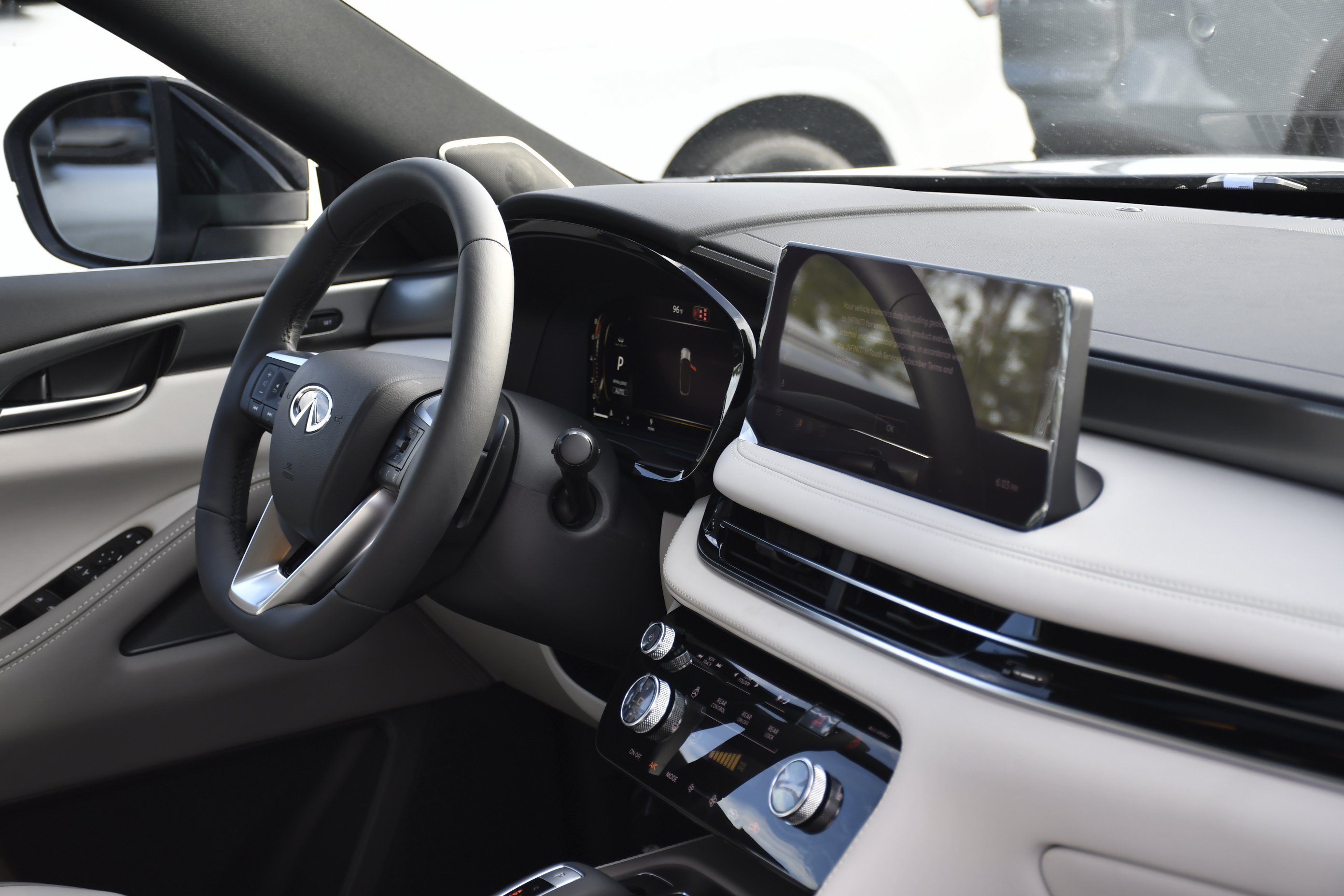 New 2027 GRAPHITE SHADOW INFINITI Luxe AWD image 33