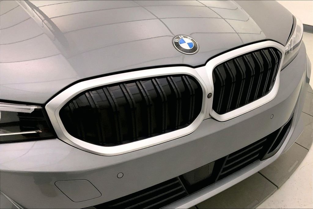 Used 2025 Skyscraper Grey Metallic BMW  image 29
